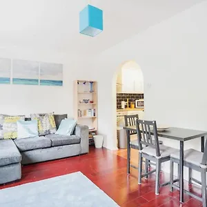 Modern And Homely 2 Bedroom By Canary Wharf Holiday home