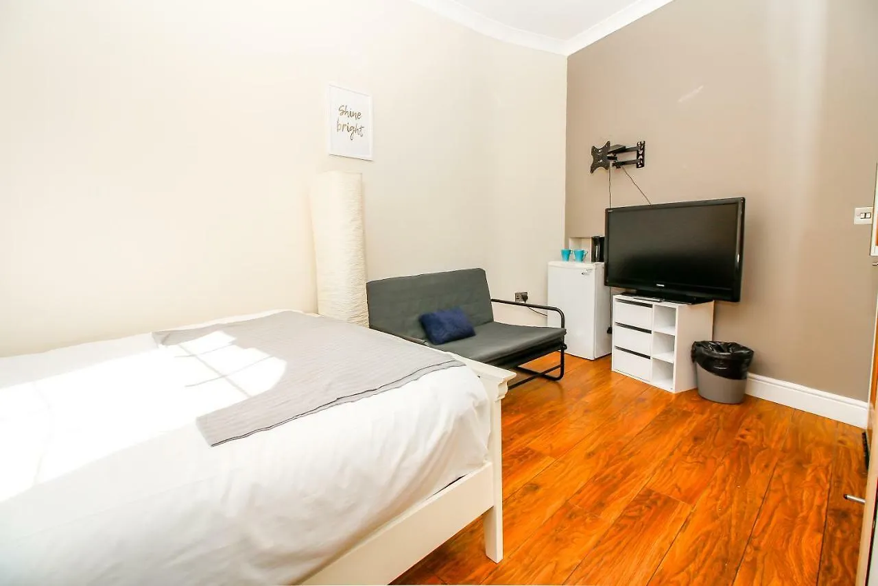 Guest house Private En-Suite Room @ Liverpool Street, Brick Ln London