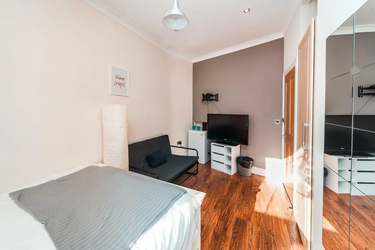 *** Guest house Private En-Suite Room @ Liverpool Street, Brick Ln London United Kingdom